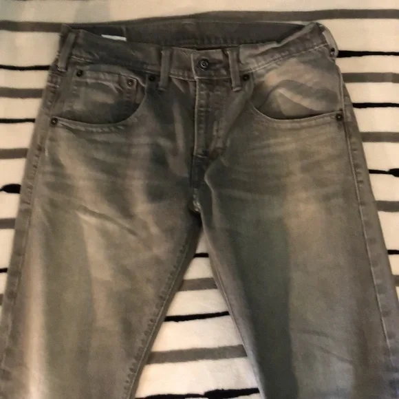 5 pairs of Levi’s Jeans